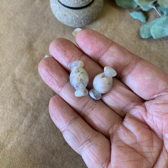 Green Flower Agate Bonbons Pair - Picture 4 of 5